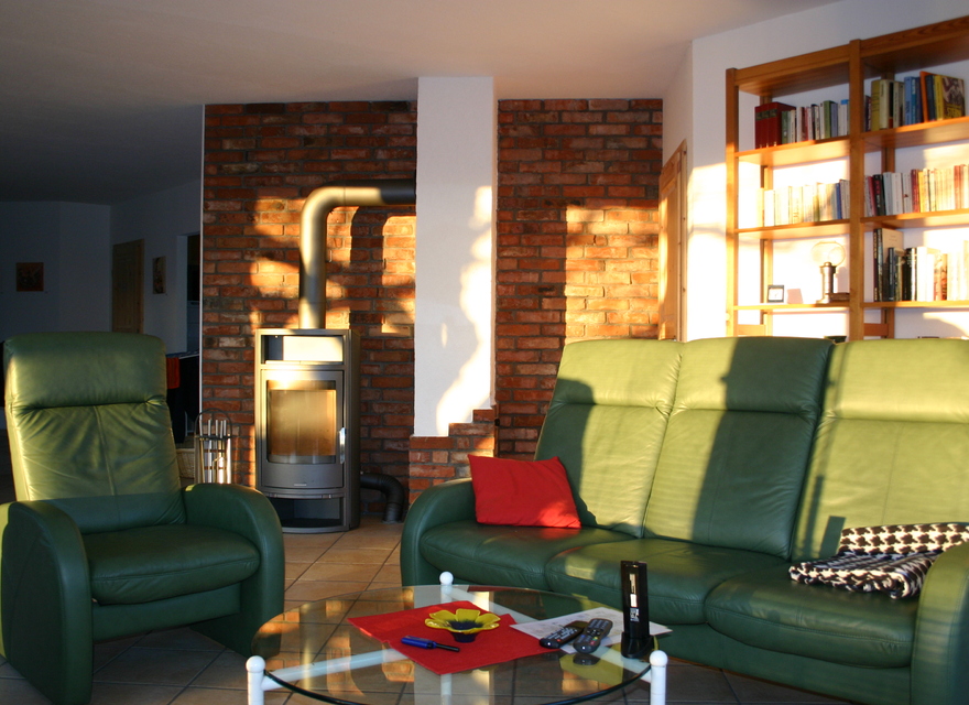 großer Wohnraum mit Kamin