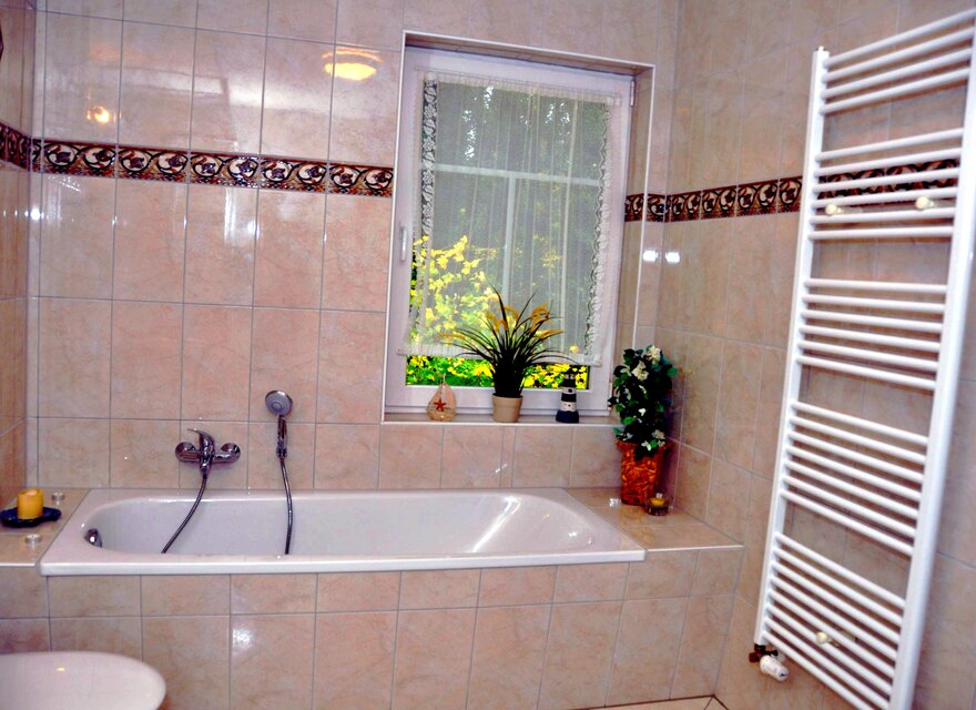 Tageslichtbad mit Wanne