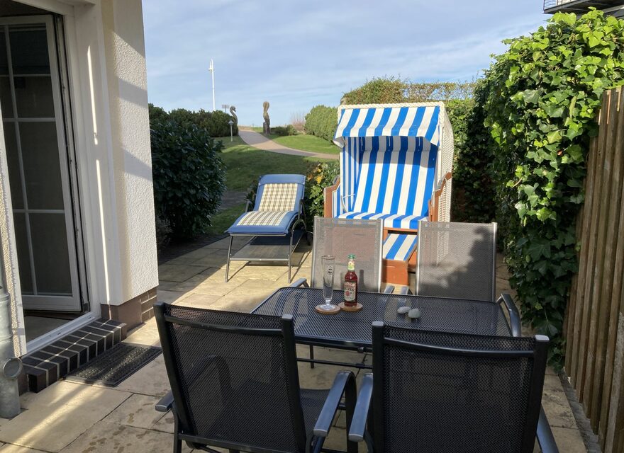 Terrasse mit Strandkorb