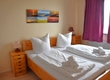 Schlafzimmer mit Doppelbett