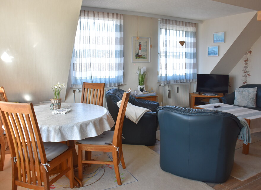 Wohnzimmer mit Esstisch