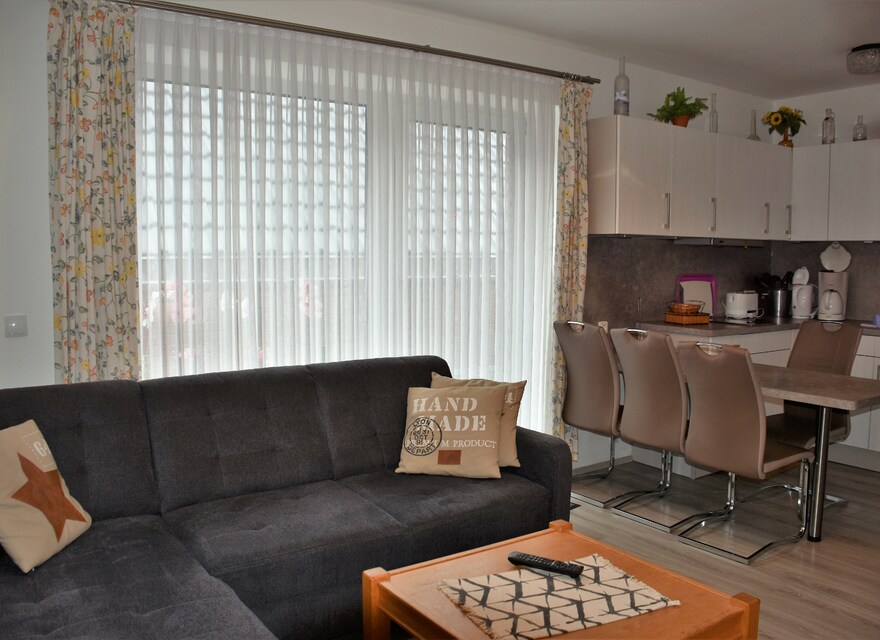 Wohnzimmer mit offener Küche