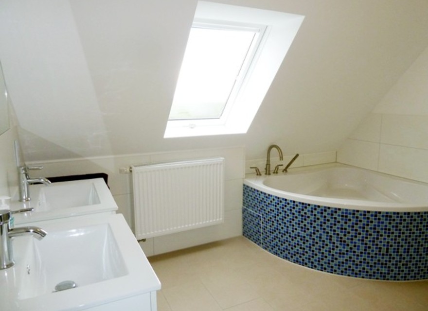 Bad mit Badewanne