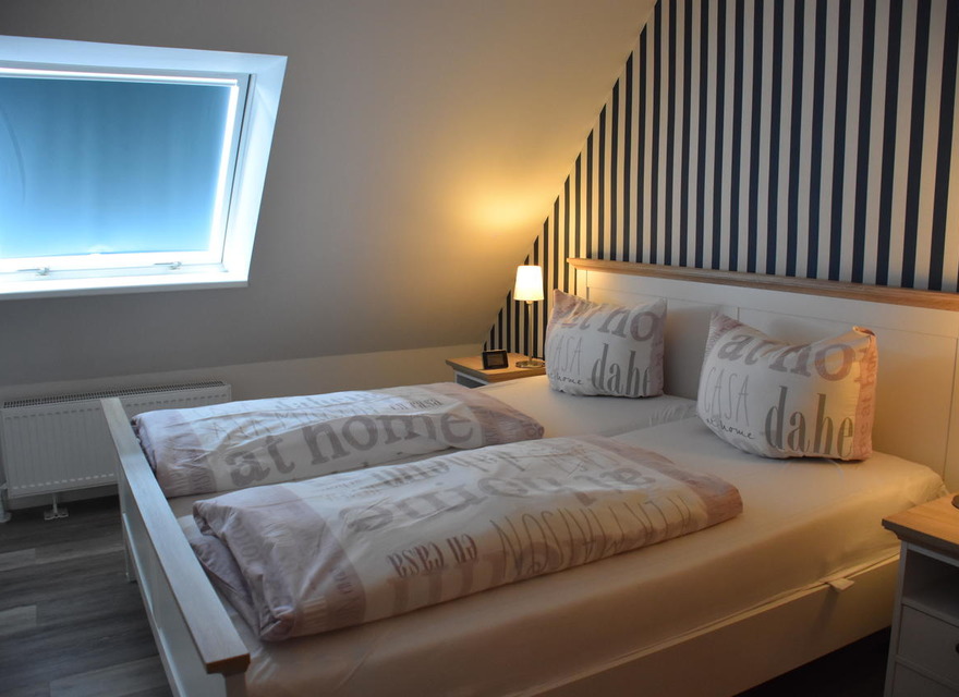Schlafzimmer mit Doppelbett