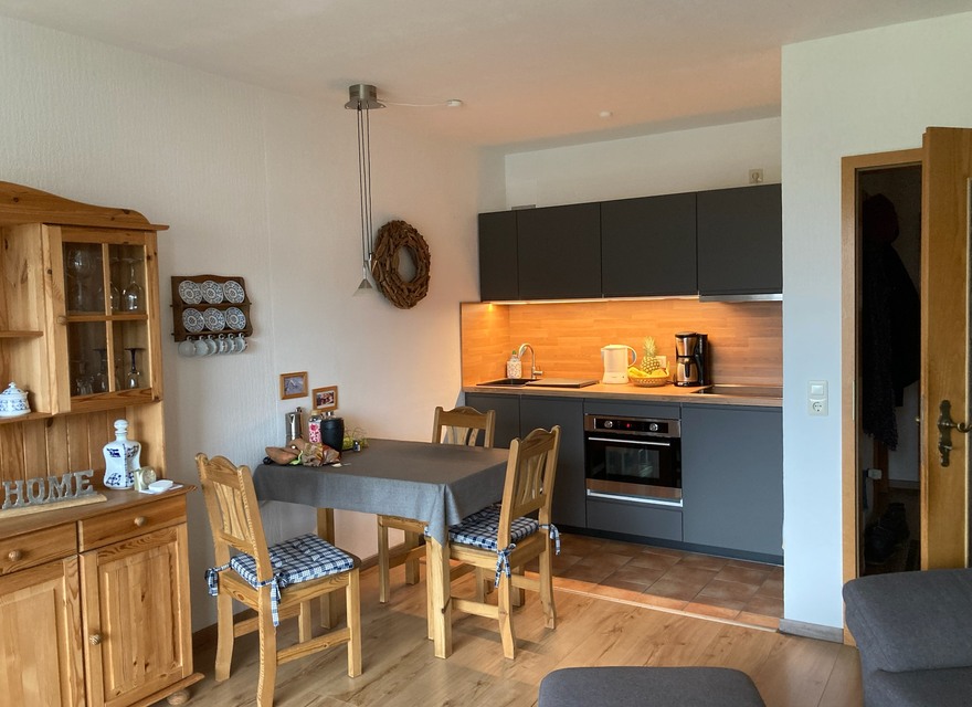 offene Küche mit Esstisch