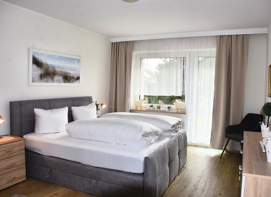 Schlafzimmer mit Doppelbett