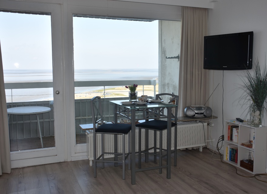 Esstisch mit Blick aufs Meer