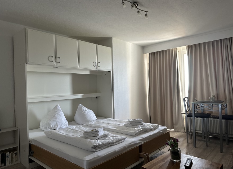 Wohnzimmer mit Schrankbett