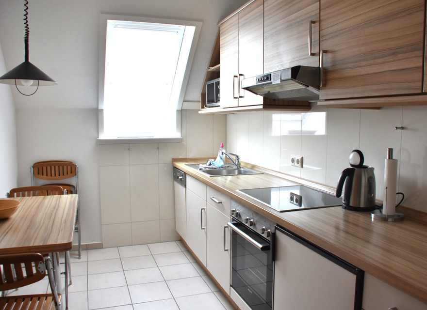 Einbauküche mit Esstisch