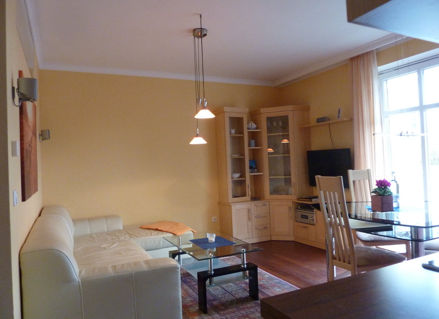 Wohnzimmer mit Ledersitzecke  