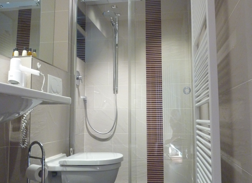 Bad mit großer Dusche