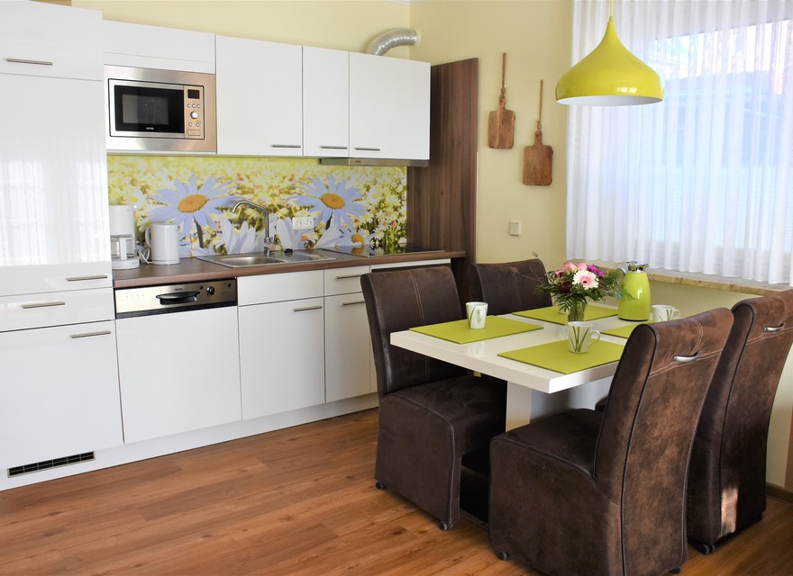 Küchenzeile mit Geschirrspüler