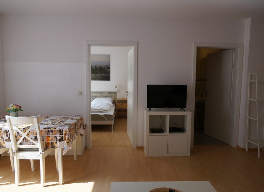 TV und Blick ins Schalfzimmer