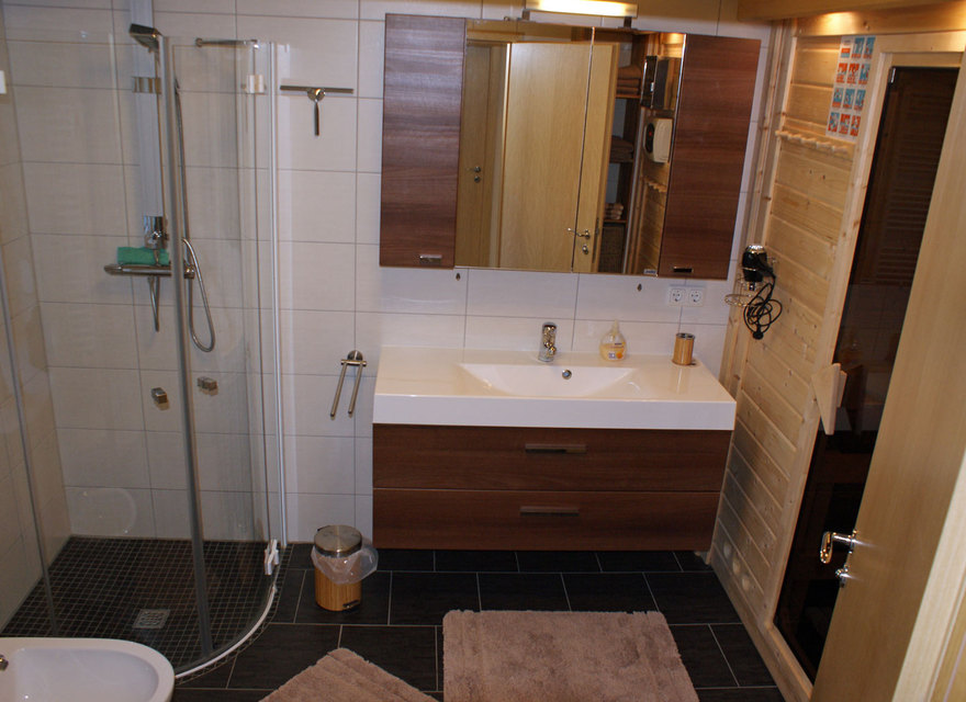 Bad mit Sauna und Runddusche