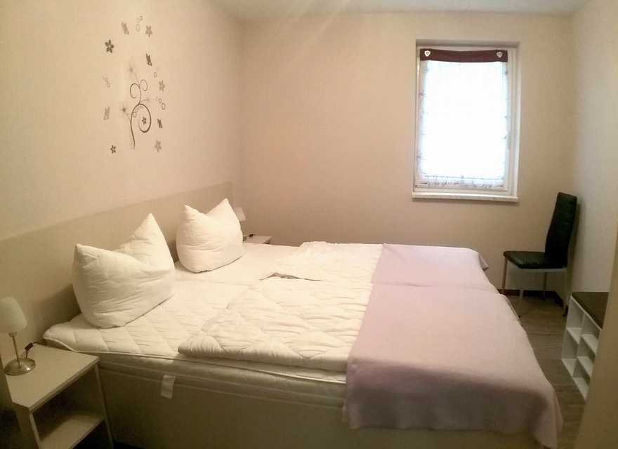 Schlafzimmer 1 - EG - links