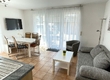 Wohnzimmer mit Küche und Sofa