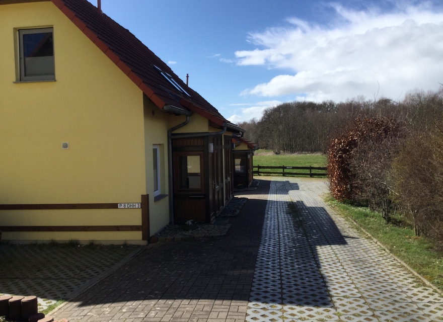 Hauseingang mit PKW Platz