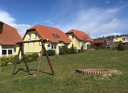 Spielwiese und Terrasse