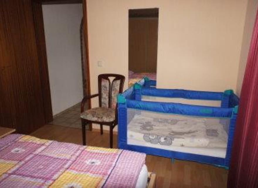 Kleinkinderbett im Schlafraum