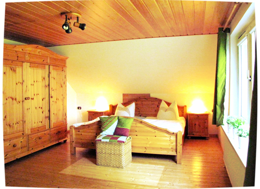 Schlafzimmer 1