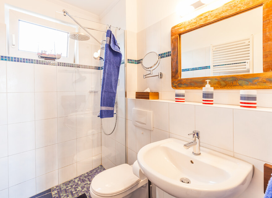 Badzimmer mit Fenster 