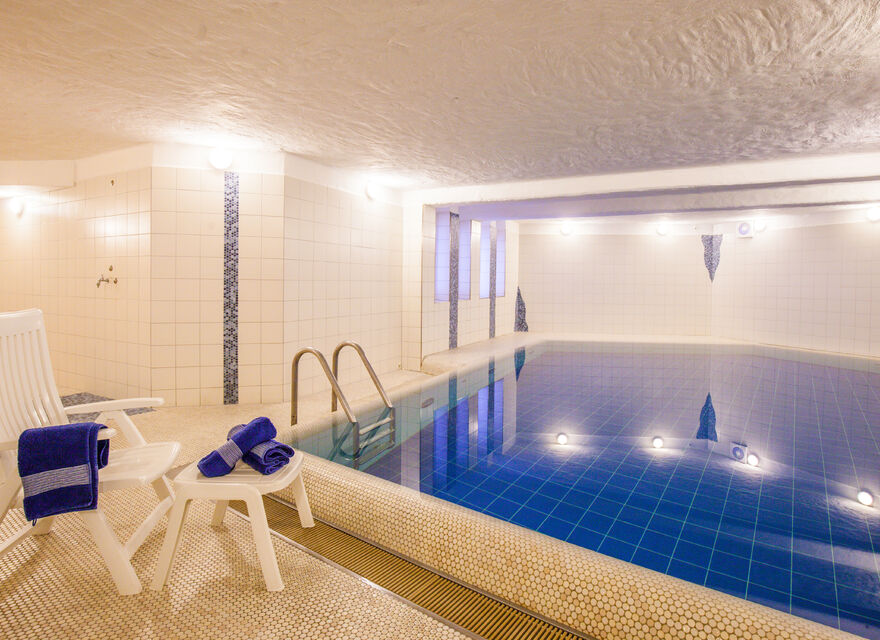 hauseigenes Indoor-Schwimmbad