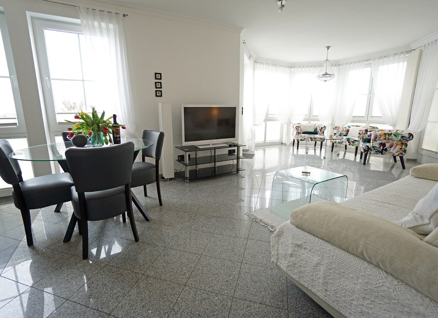 Wohnzimmer mit Schlafcouch und