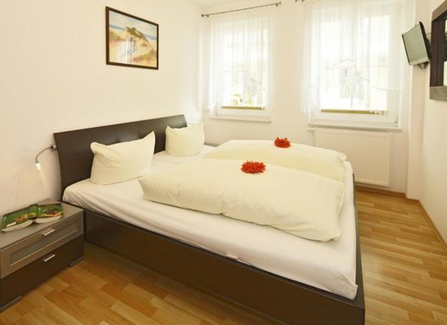 Schlafzimmer mit Doppelbett