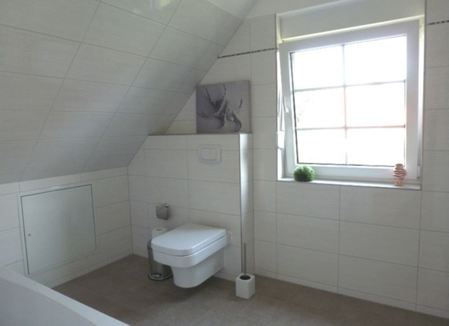 Badezimmer mit Badewanne im OG