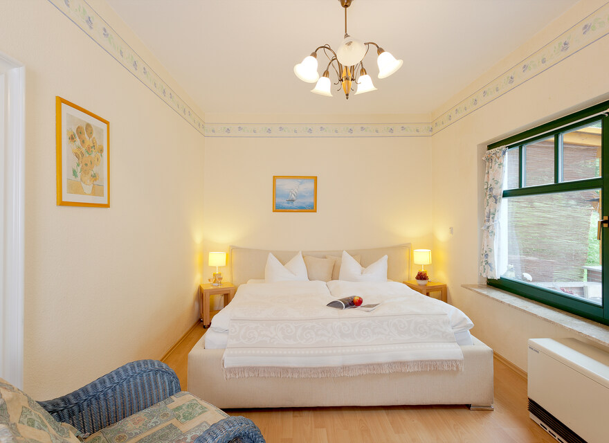 Schlafzimmer mit Doppelbett