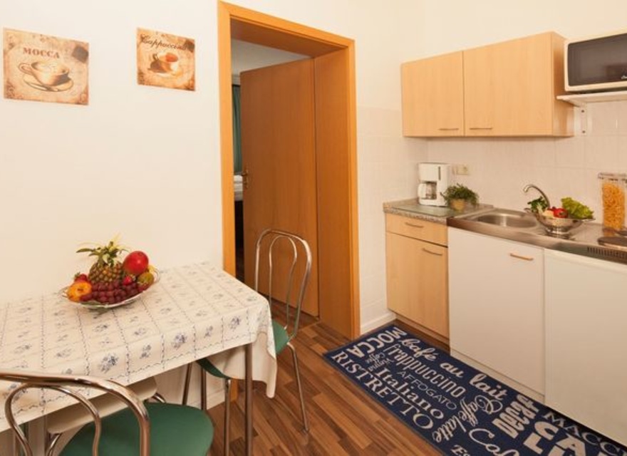 Pantryküche mit Esstisch