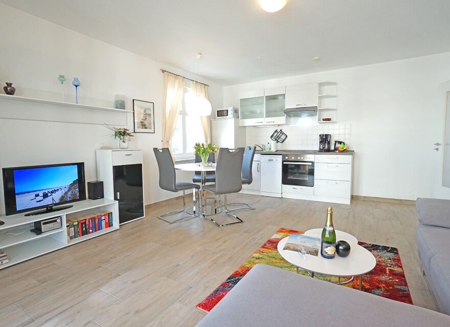 Wohnzimmer mit offener Küche