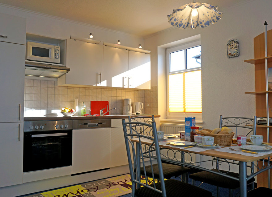 Küchenzeile mit Esstisch