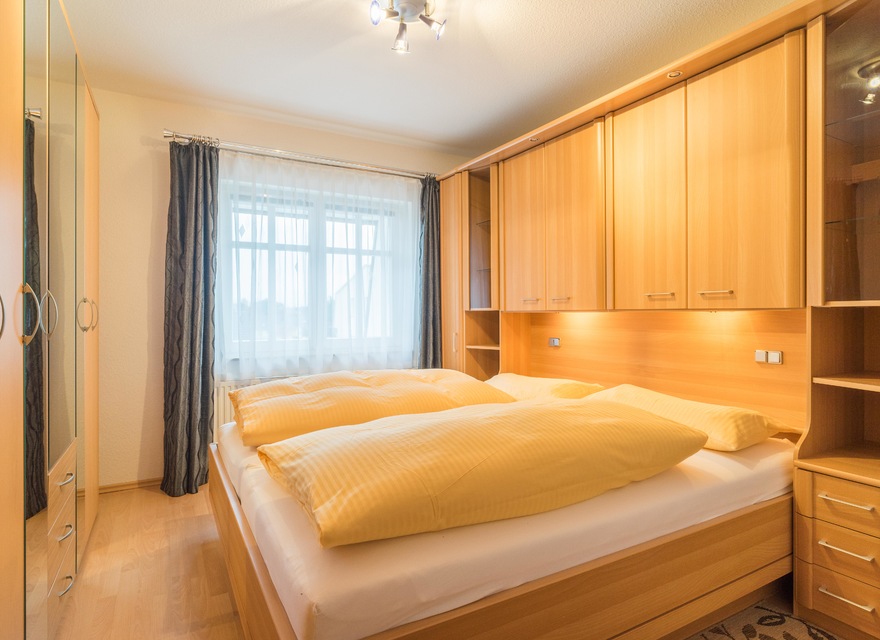 Schlafzimmer mit Doppelbett