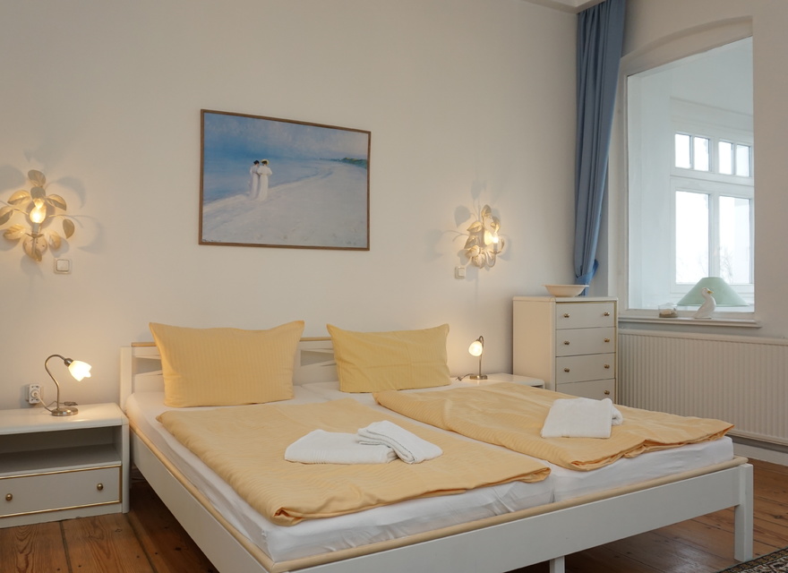 Schlafzimmer mit Doppelbett