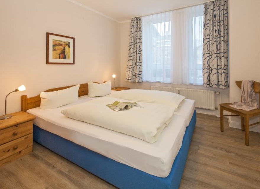 Schlafzimmer mit Doppelbett