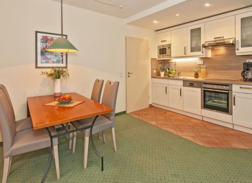 Küchenzeile mit Esstisch