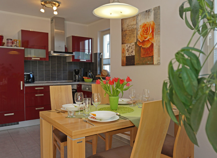 Küchenzeile mit Esstisch