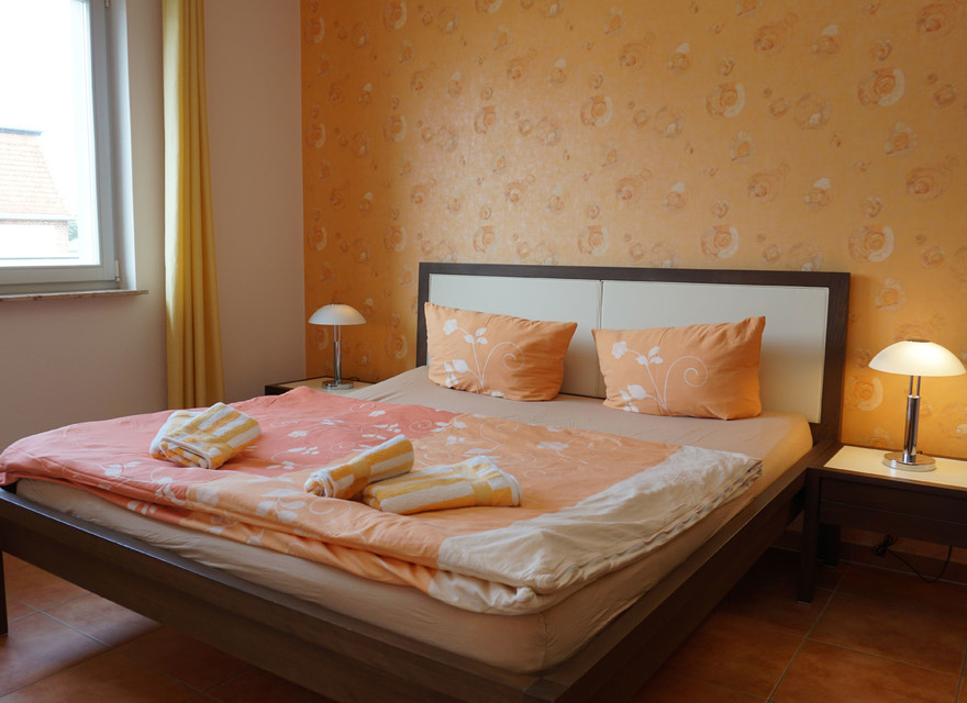 Schlafzimmer mit Doppelbett