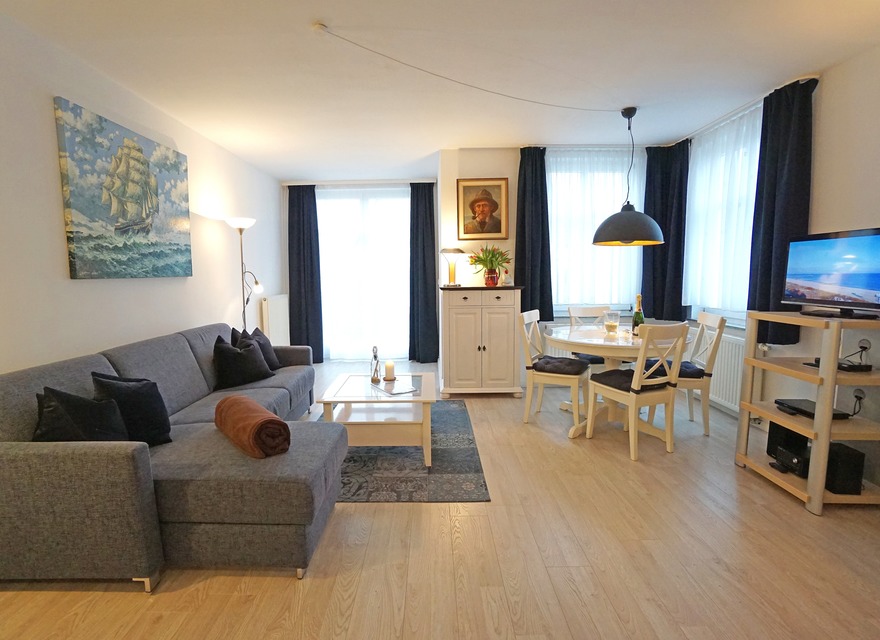 geräumiges Wohnzimmer mit Schl