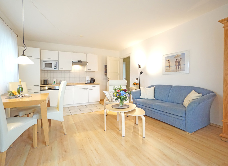 Wohnzimmer mit Esstisch und Kü