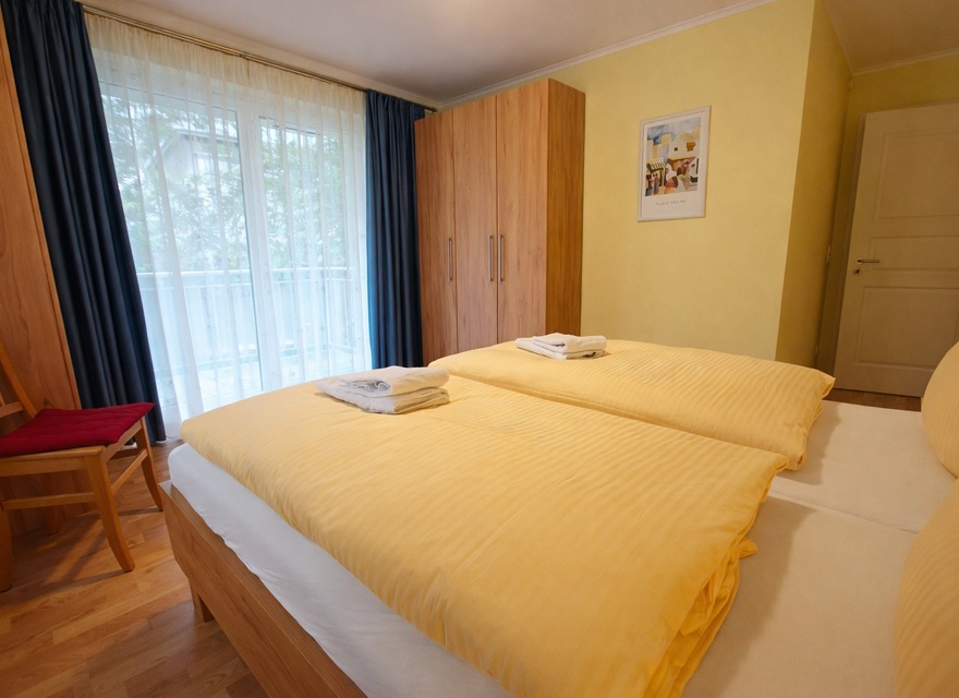 Schlafzimmer mit Doppelbett