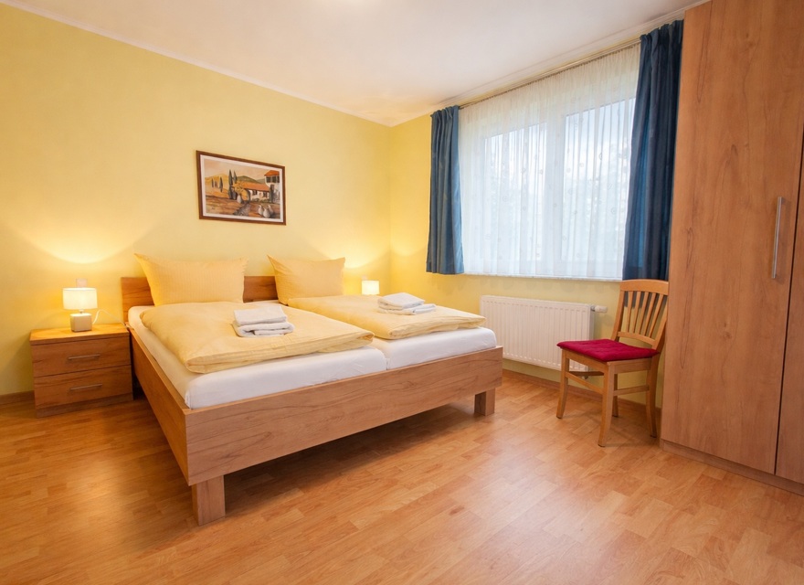 Schlafzimmer mit Doppelbett
