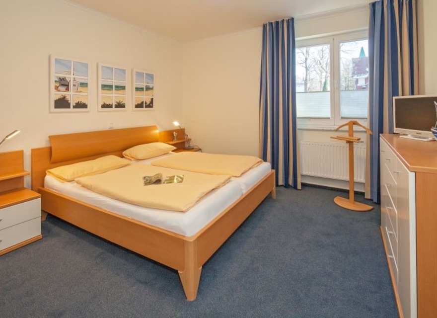 Schlafzimmer mit Doppelbett