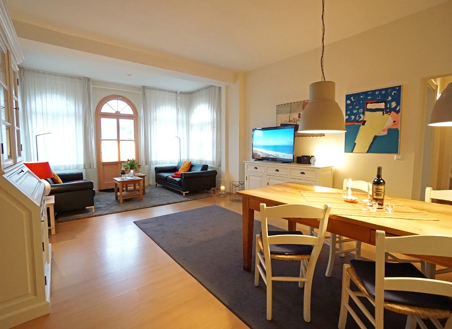 Wohnzimmer mit Esstisch, Sitze