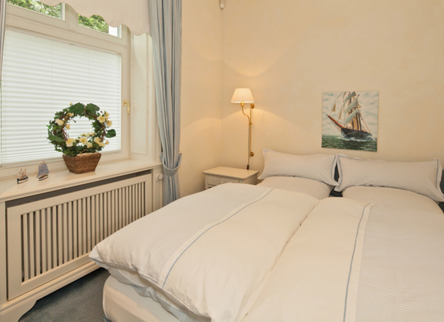 Schlafzimmer mit Doppelbett