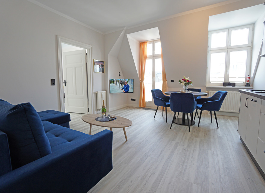 Wohnzimmer mit offener Küche