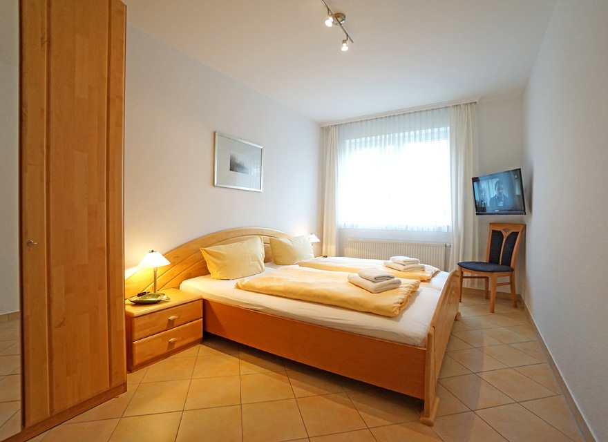 Schlafzimmer mit Doppelbett un