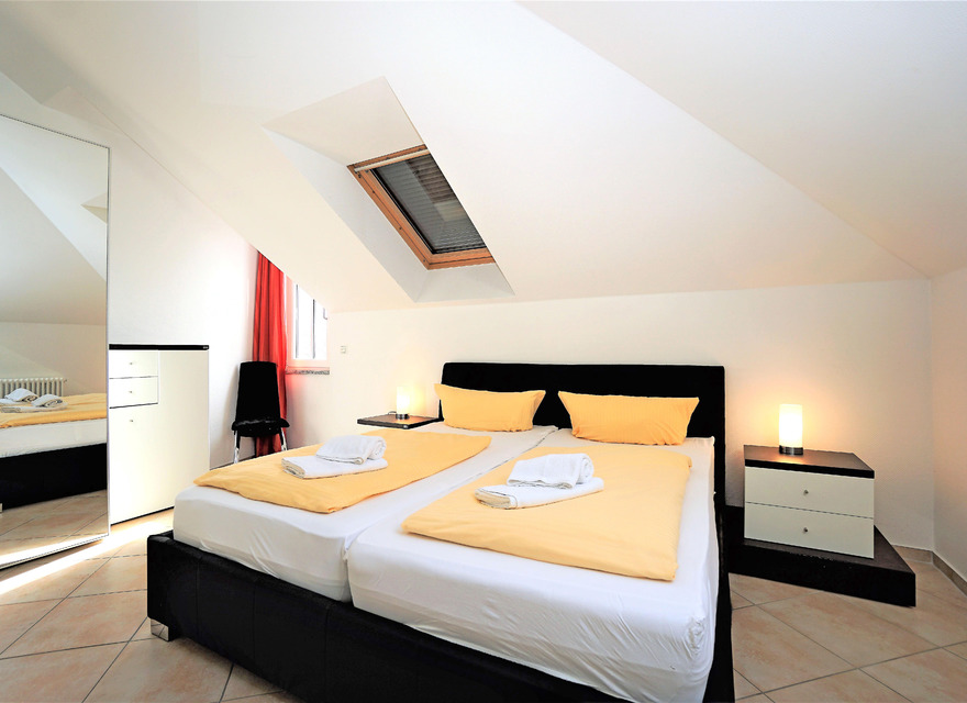 Schlafzimmer mit Doppelbett