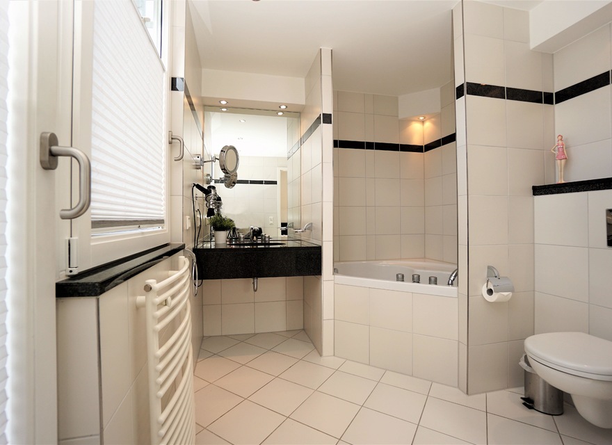 Badezimmer mit Badewanne